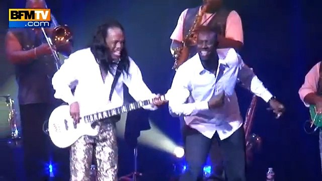 Omar Sy refait la danse de Intouchables sur scène avec Earth Wind and Fire - 12/07