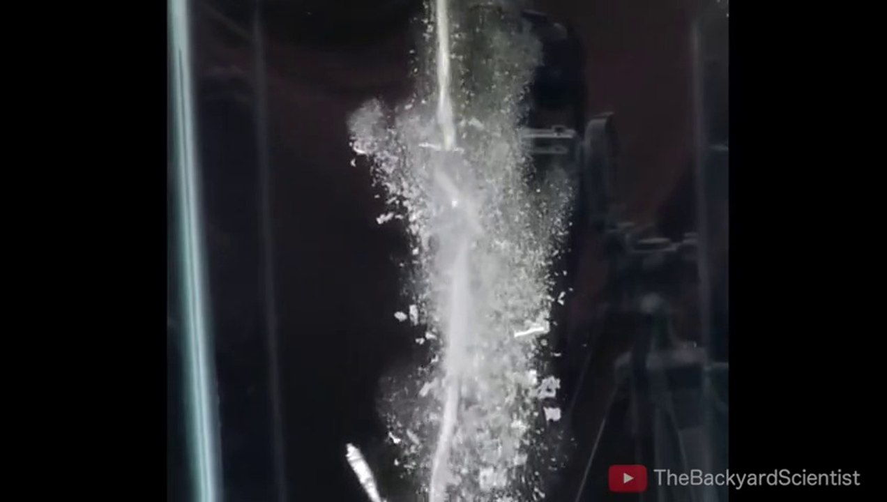 Couler des métaux en fusion dans de l'eau