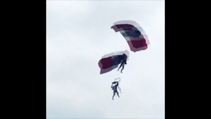 Un parachutiste anglais secouru en plein vol par son compagnon