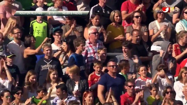 حارس بايرن ميونخ مانويل نوير يسجل هدفا على طريقة المهاجمين