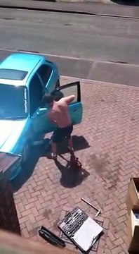 Quand tu penses être seul en dansant à côté de ta voiture