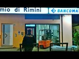 Sfondano la vetrata della banca Carim con un muletto per rubare il bancomat: ladri in fuga