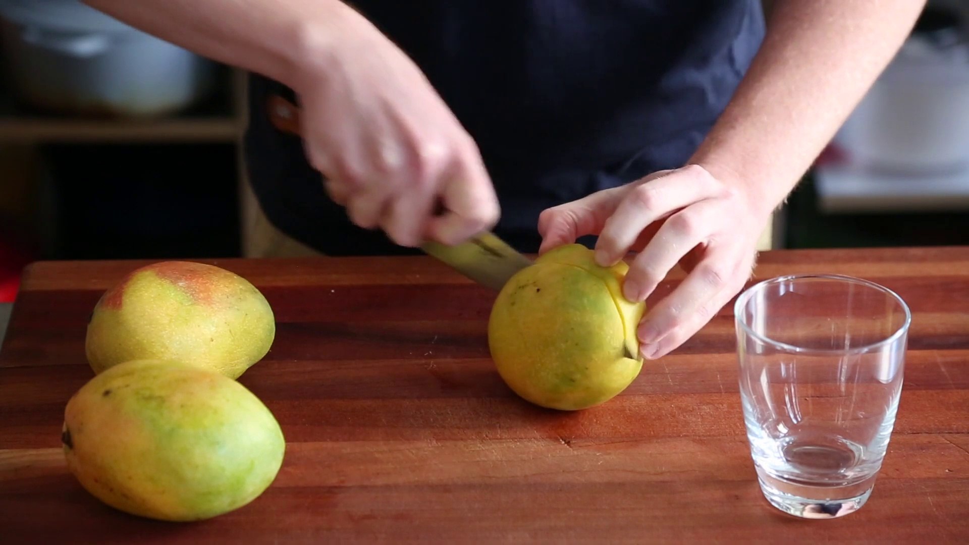 How to Peel a Mango with a Water Glass - video Dailymotion