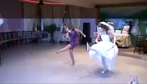 Прикольный танец невесты. Невеста зажигает с сестрой