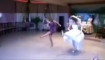 Прикольный танец невесты. Невеста зажигает с сестрой