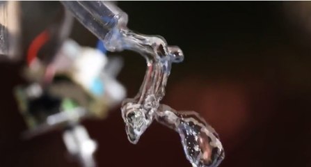 Ses dalgalarıyla suya şekil vermek.