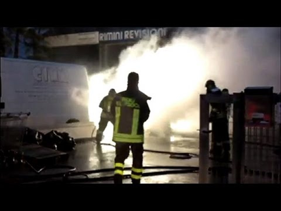 Paura a Rimini, fiamme nel piazzale dell'officina, distrutte due Smart