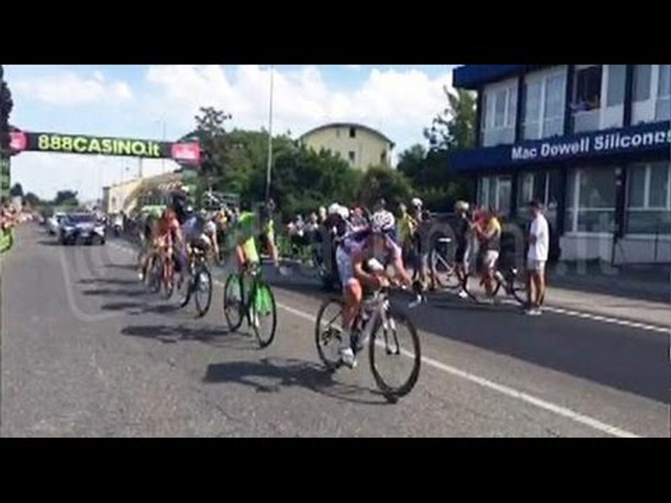 Santarcangelo invasa dal Rosa, grandi emozioni sul traguardo volante del Giro