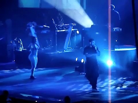 Drake Kisses Another Fan Live on Stage in Concert & Look At The Assets On This Girl!!