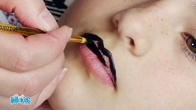 Schminken auf Lippen: schwarze Katze