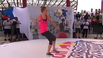 فتاة تبهر العالم بمهارتهنا الخارقة في free style