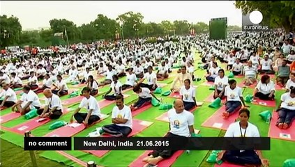 下载视频: India: PM Modi joins thousands to mark International Yoga Day