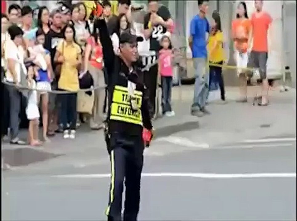 Filipino Traffic Cop Dancing To Michael Jackson