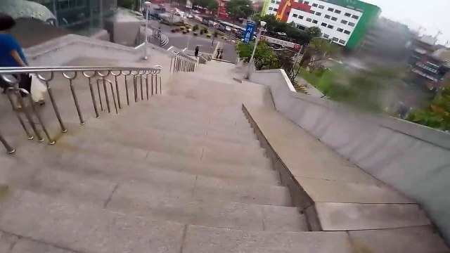 Glissade sur des escaliers qui tourne mal