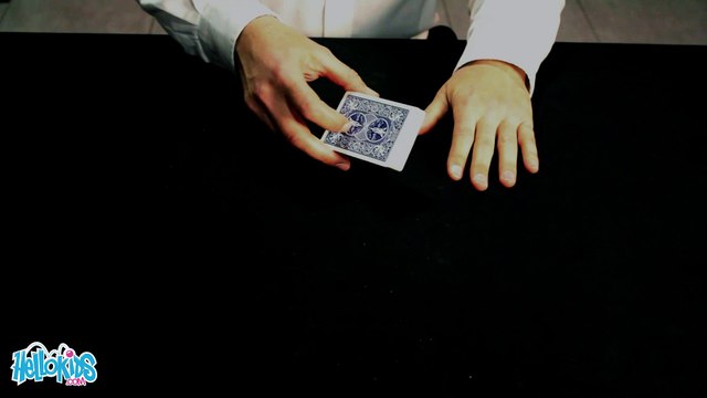 Offenbaren eine Karte in seinem Schuh