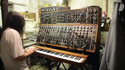 'AquaTarkus' solo - from ELP's WBMFTTSTNE - on Modular Moog (and built-in Minimoog)