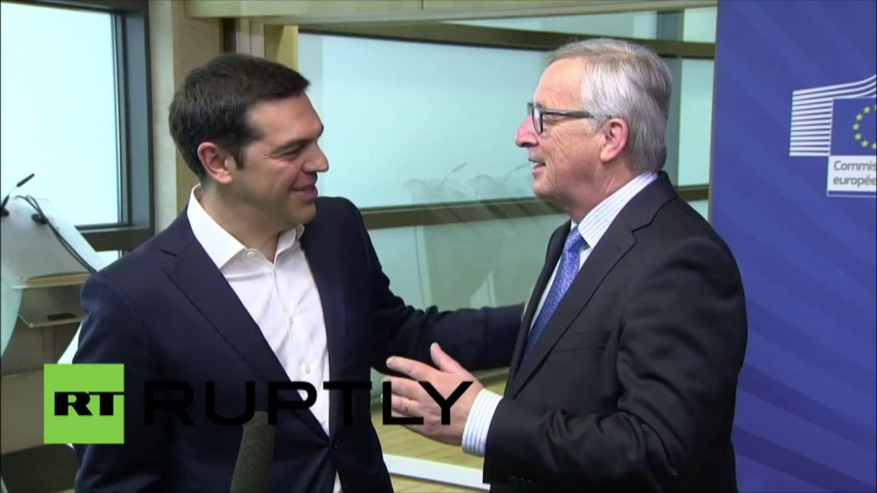La tappe sur la joue de Juncker à Tsipras avant les pourparlers sur la dette grecque