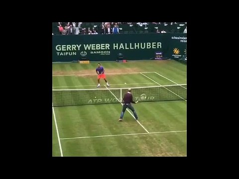 Journalist hits Tweener vs Roger Federer !
