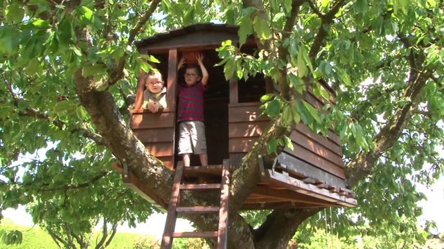 La cabane perchée de nos quatre p'tits loups. Juin 2015