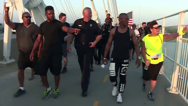 الآلاف يشاركون في سلسلة بشرية تضامنا مع ضحايا تشارلستون