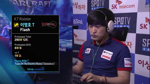 Un pro gamer règle sa chaise avec une règle pour être plus performant