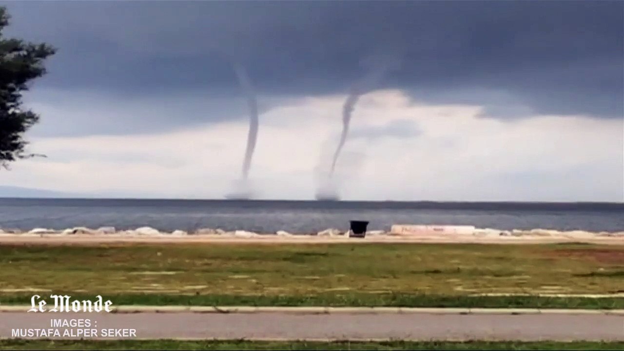 Une double trombe marine s'élève dans le ciel turc