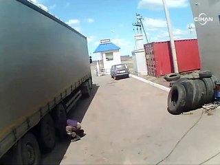 Dikkatsiz TIR sürücüsü oto tamircisini feci şekilde ezdi