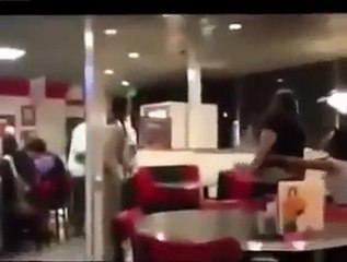 Schlägerei zwischen zwei Frauen im Restaurant