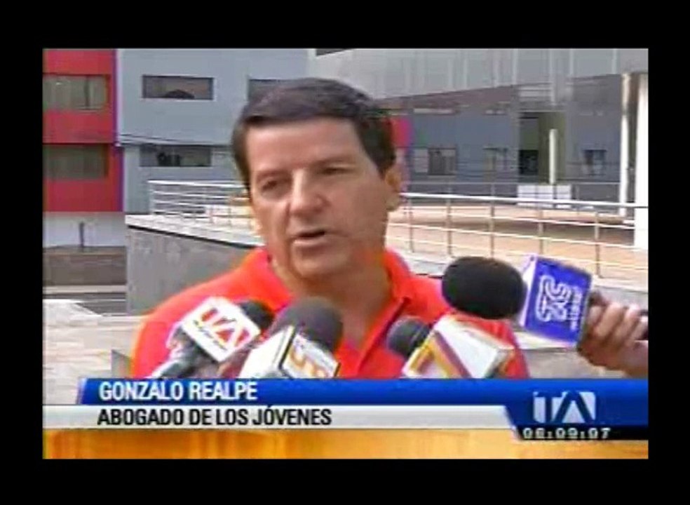 3 detenidos por enfrentamientos en exteriores del Colegio Mejía