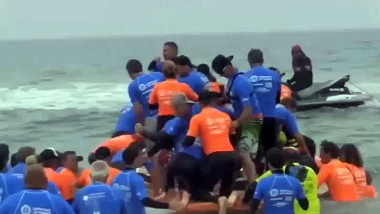 Estas 66 personas se subieron a una tabla de surf y batieron record
