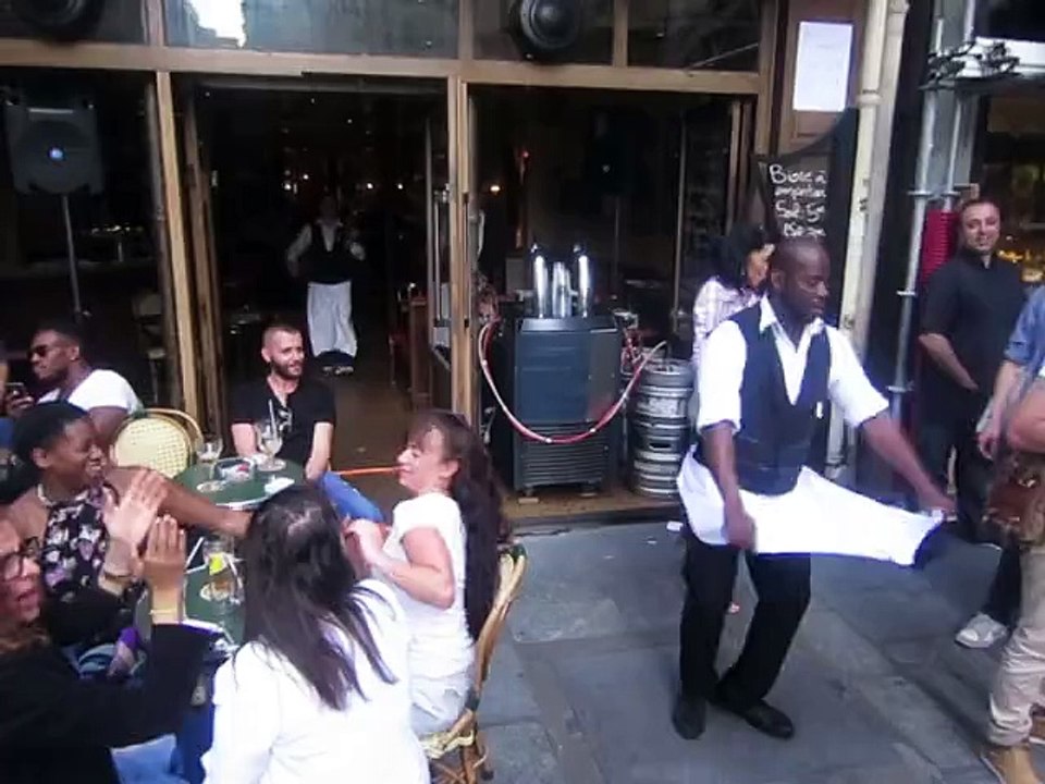 Bonne ambiance devant l'Etoile manquante, Le Marais à Paris 4e, Fête de la musique, 21 juin 2015