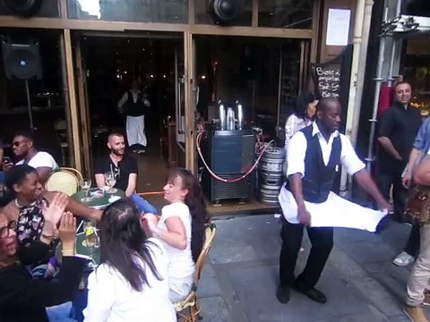 Bonne ambiance devant l'Etoile manquante, Le Marais à Paris 4e, Fête de la musique, 21 juin 2015