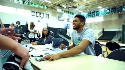 Towns gets assist from NFL star and passes it on