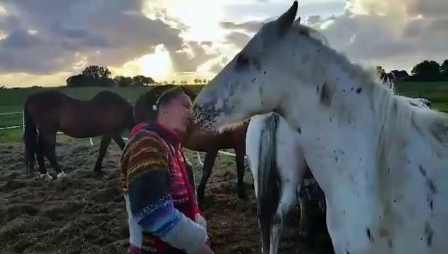Samen: niet altijd bij elkaar maar altijd met elkaar.