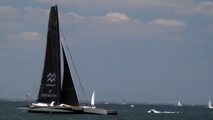 le plus grand trimaran du monde percute un zodiac à 1 minute 32 une personne amputée d'une jambe