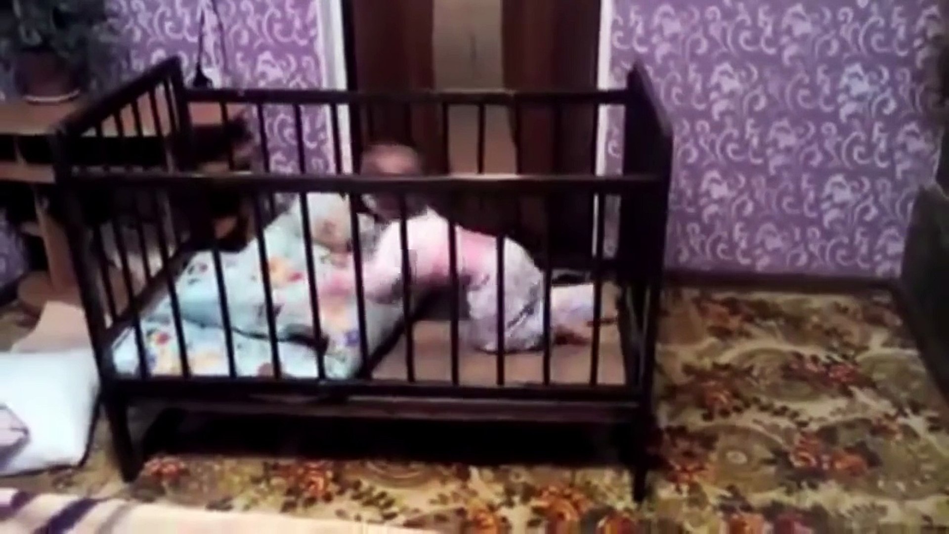 Un Enfant S Echappe De Son Lit A Barreaux Video Dailymotion