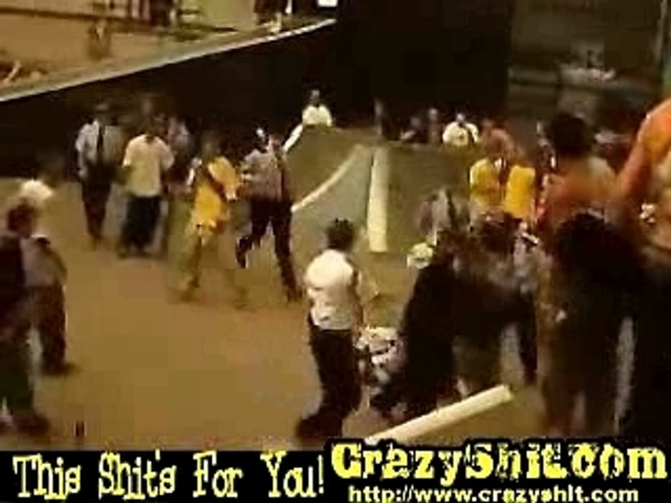 Skaters_vs_security_032807