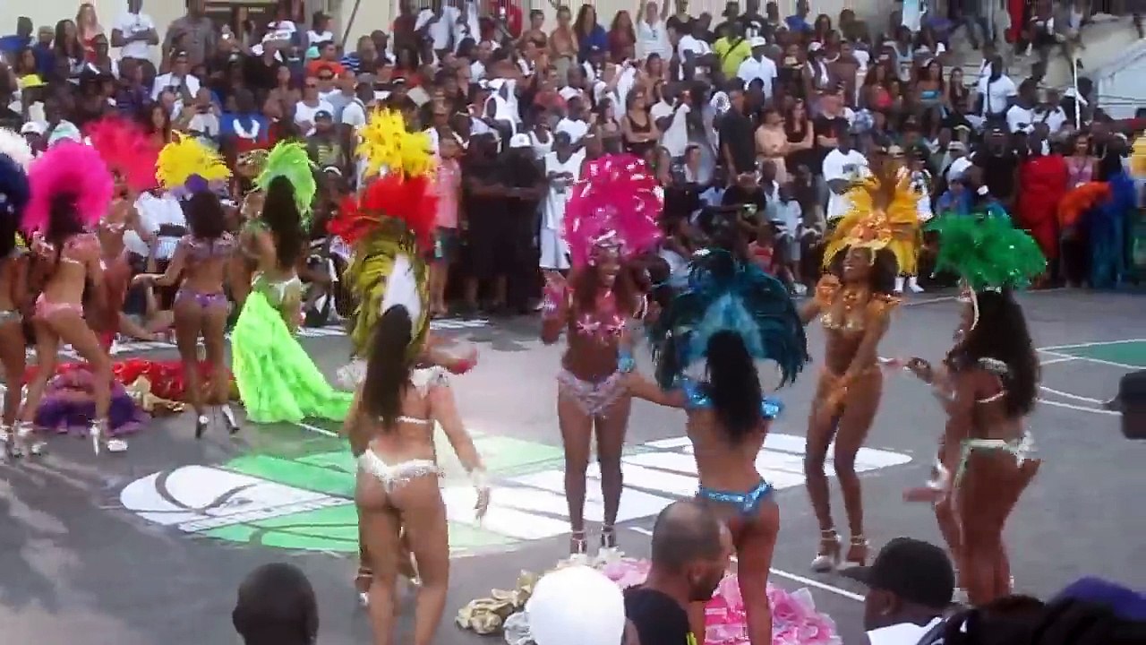 Hot Brazilian Girls Dacing in Carnival