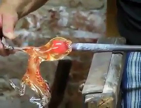 Master craftsman creates a glass horse sculpture in seconds