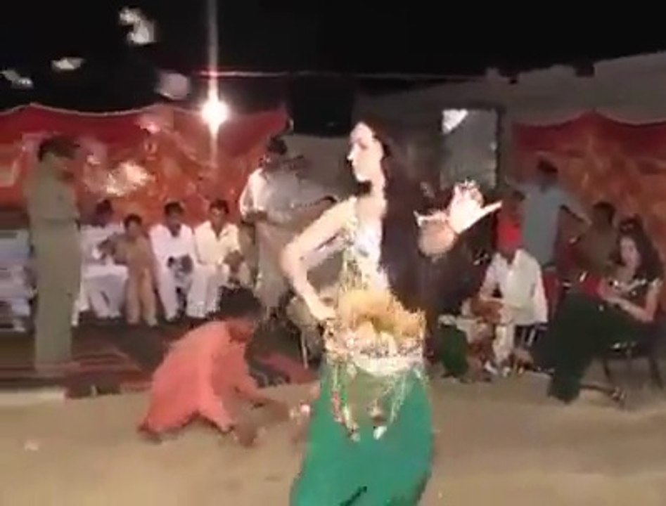 Cute punjabi Girl mujra at shadi hot video