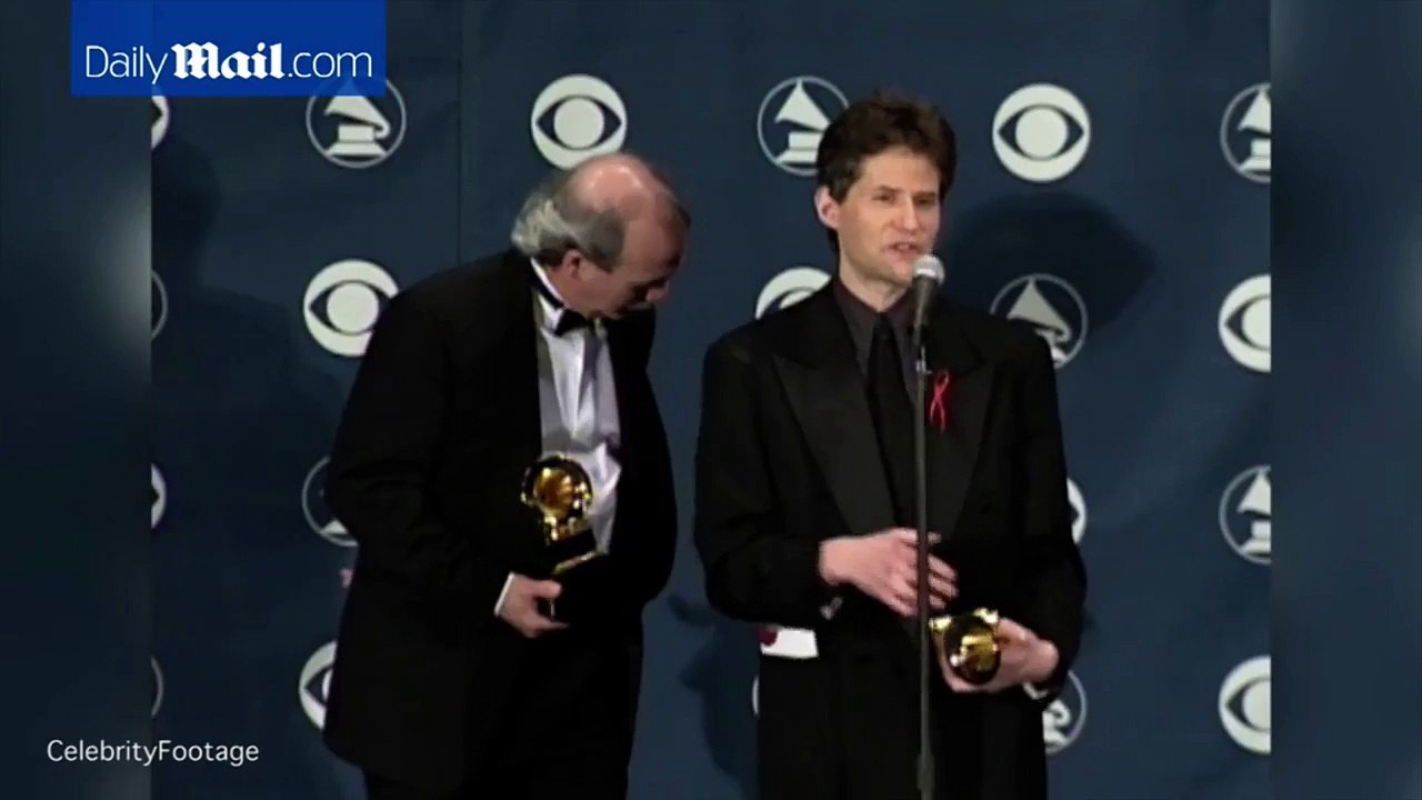 James Horner reçoit une récompense pour la musique de "Titanic" en 1997