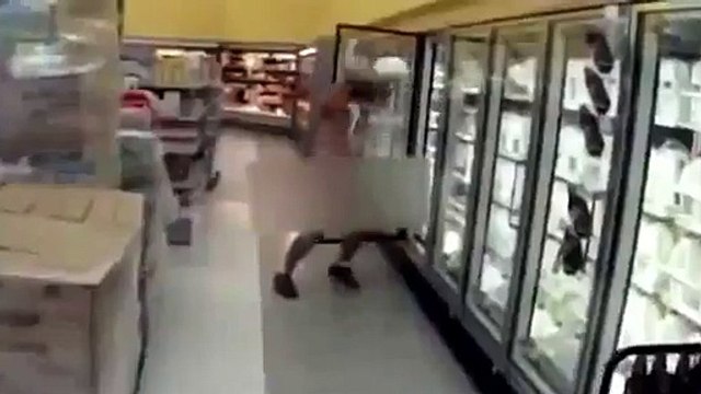 Un taré complètement nu court dans Walmart en se versant du lait dessus