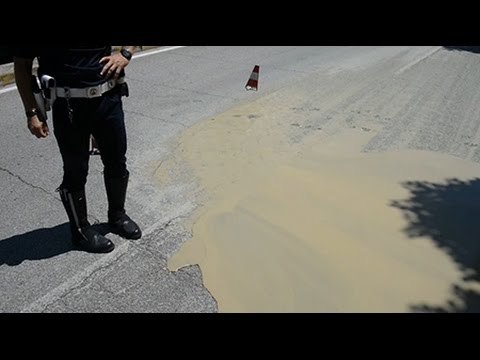 Liquido oleoso in via Ugo Bassi, disagi al traffico e caduta di uno scooterista