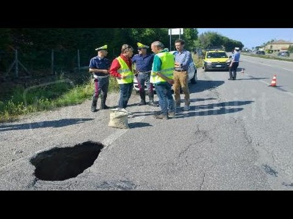 Uno squarcio in strada, voragine sulla Consolare per San Marino