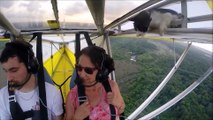 Un gatto scoperto sull'ala di un aereo ultraleggero in pieno volo