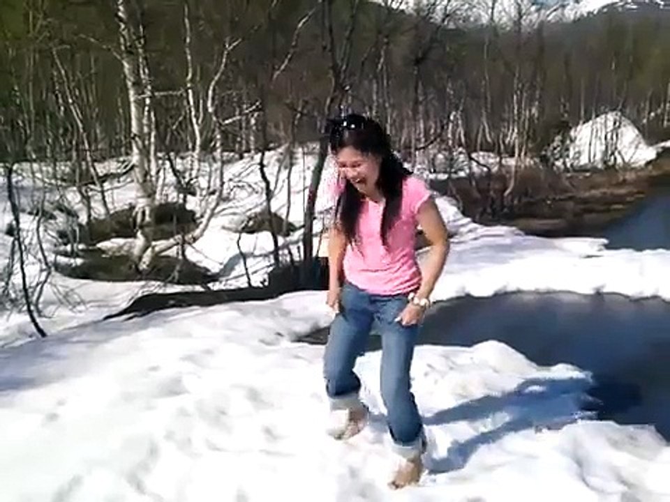 THAILAND to Norway, Romsdal, Vengedalen, BAREFOOT walk in SNOW CRYSTALS, COLD feet "I LOVE IT"