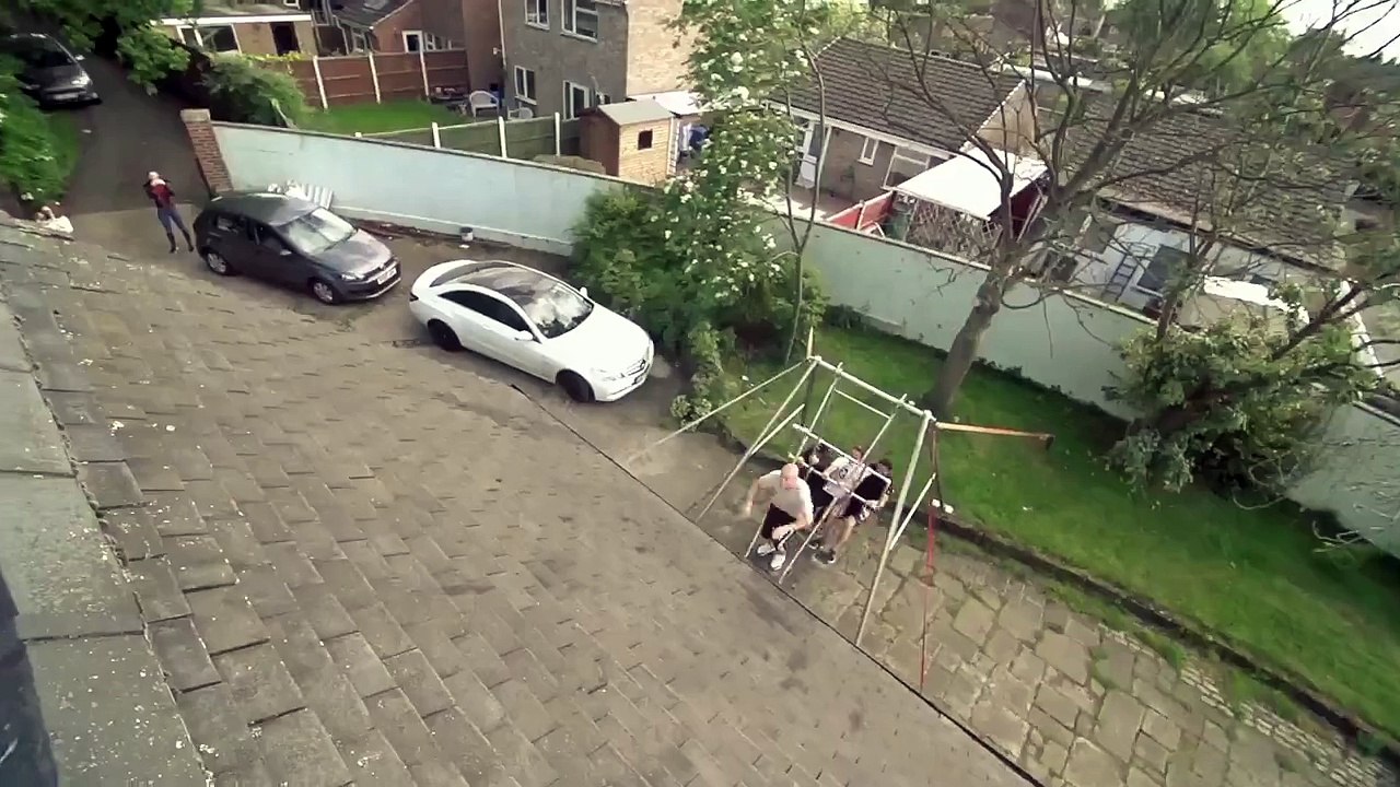 Sauter au dessus d'une maison à l'aide d'une balançoire russe !