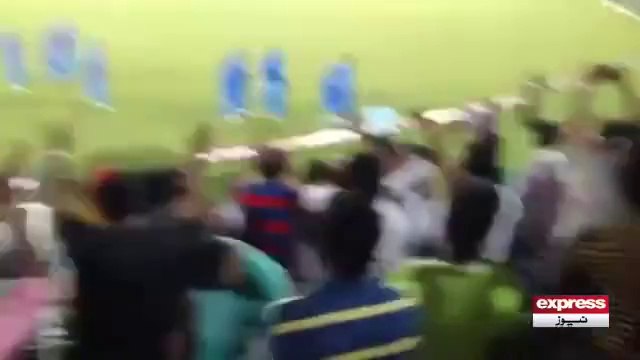 BANGLADESHI Crowd nay muka mauka kar k KUTAY wali kar di india ki