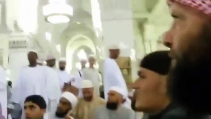 طفل يفاجئ المصلين في المسجد الحرام