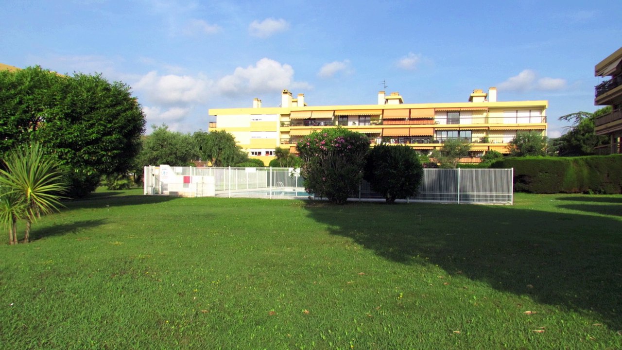 ANTIBES VENTE  APPARTEMENT  3 pièces à rénover - Résidence avec piscine